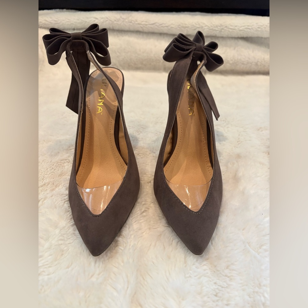 Bow Accent Pointed Toe Pumps in Gray